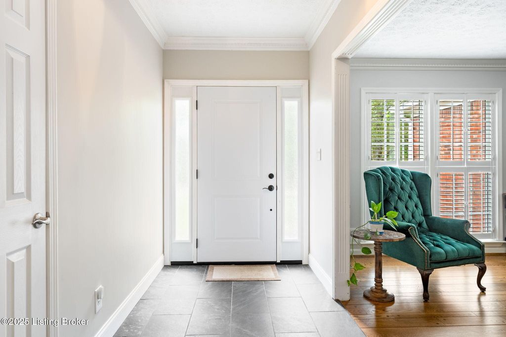 Photo of 2205 Bell Tavern Ct, Louisville, KY 40207 (MLS # 1704639)