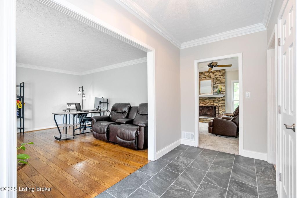 Photo of 2205 Bell Tavern Ct, Louisville, KY 40207 (MLS # 1704639)