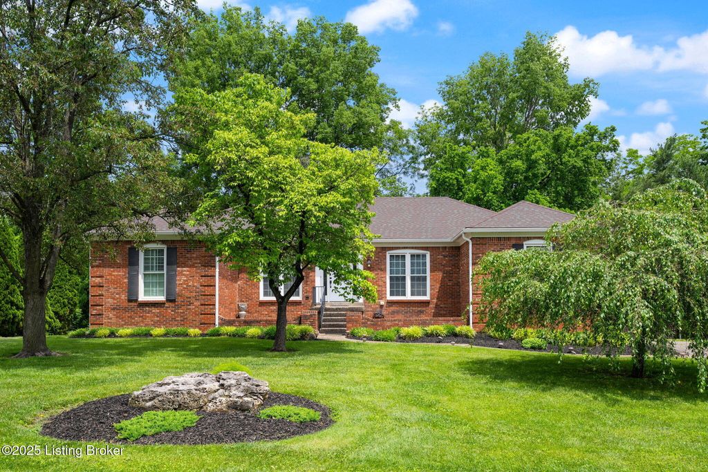 Photo of 2205 Bell Tavern Ct, Louisville, KY 40207 (MLS # 1704639)