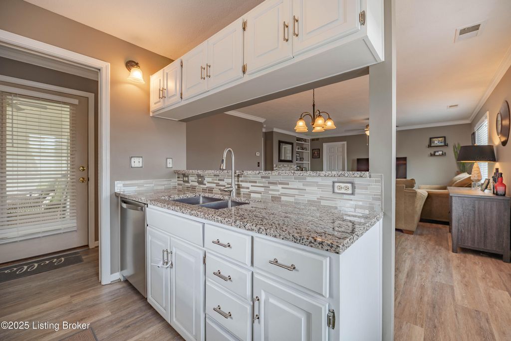 Photo of 414 Rosewood Ct, Louisville, KY 40223 (MLS # 1706857)