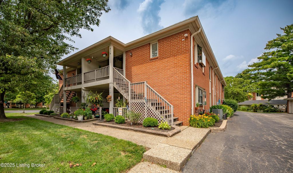 Photo of 414 Rosewood Ct, Louisville, KY 40223 (MLS # 1706857)