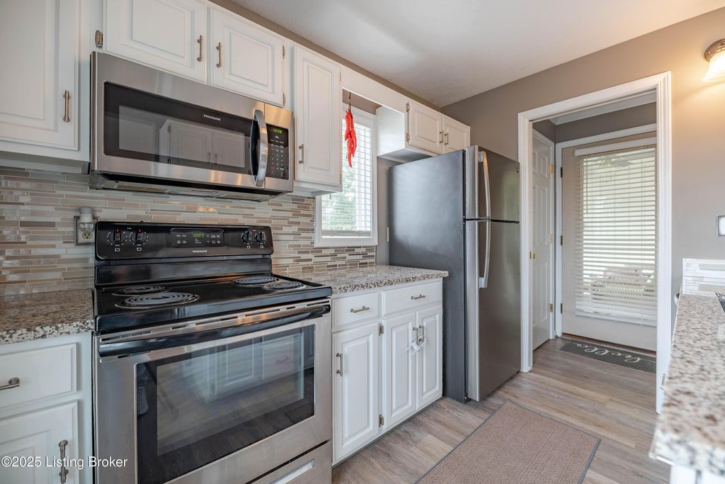 Photo of 414 Rosewood Ct, Louisville, KY 40223 (MLS # 1706857)