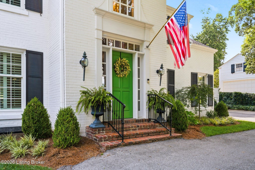 Photo of 406 Mockingbird Hill Rd, Louisville, KY 40207 (MLS # 1727859)