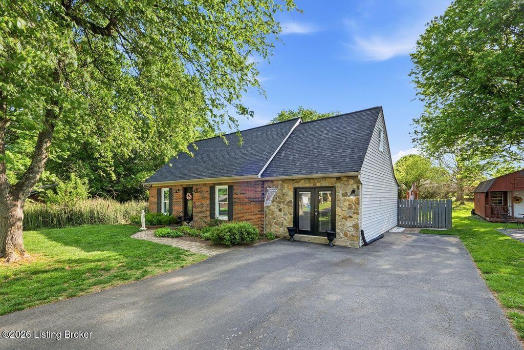 Photo of 252 Doctors Dr, Shelbyville, KY 40065 (MLS # 1715197)