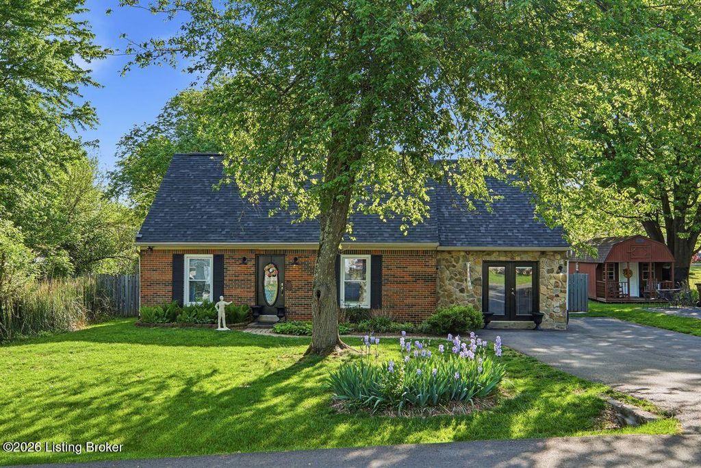 Photo of 252 Doctors Dr, Shelbyville, KY 40065 (MLS # 1715197)