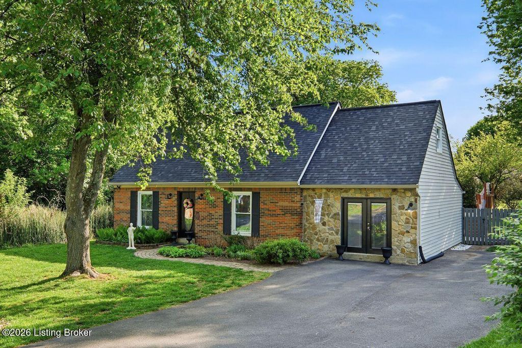 Photo of 252 Doctors Dr, Shelbyville, KY 40065 (MLS # 1715197)