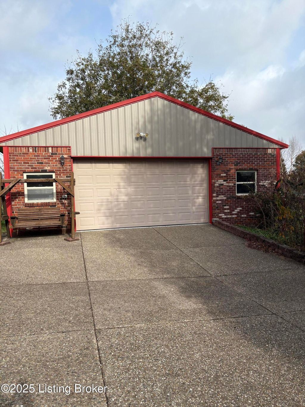 Photo of 176 Grand Ave, Shepherdsville, KY 40165 (MLS # 1705783)