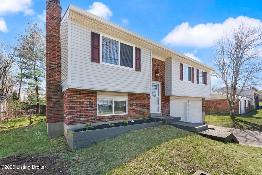 Photo of 5607 Sprigwood Ln, Louisville, KY 40291 (MLS # 1711326)