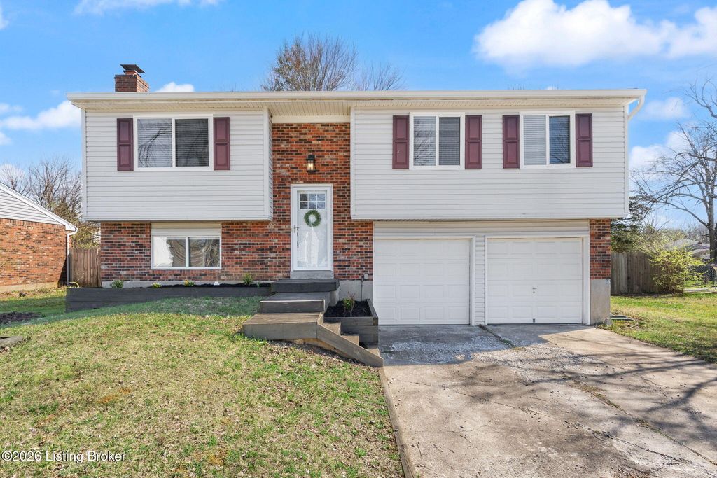 Photo of 5607 Sprigwood Ln, Louisville, KY 40291 (MLS # 1711326)