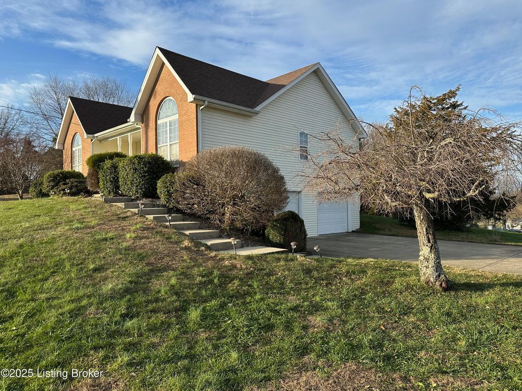 Photo of 11 Bear Oak Ct, Cecilia, KY 42724 (MLS # 1704473)