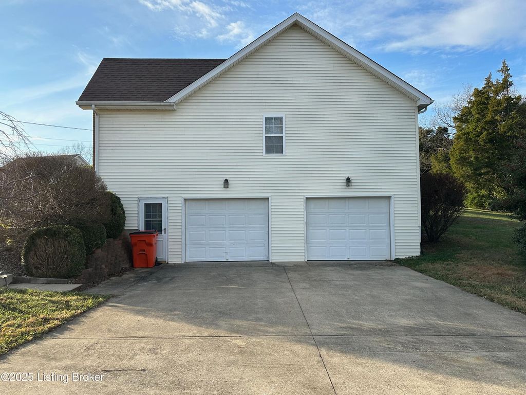 Photo of 11 Bear Oak Ct, Cecilia, KY 42724 (MLS # 1704473)