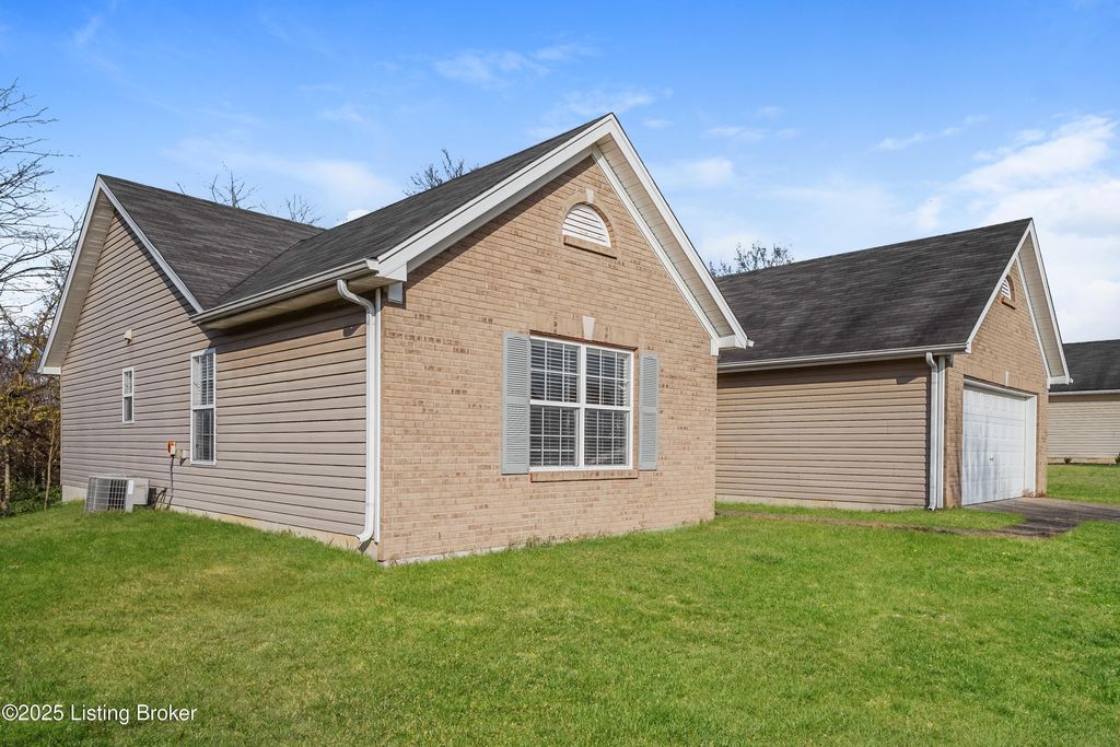 Photo of 7813 Bridlewood Pl, Louisville, KY 40228 (MLS # 1704961)