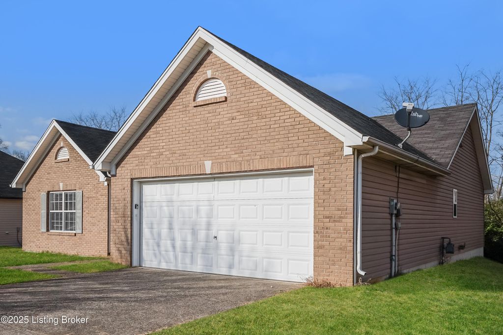 Photo of 7813 Bridlewood Pl, Louisville, KY 40228 (MLS # 1704961)