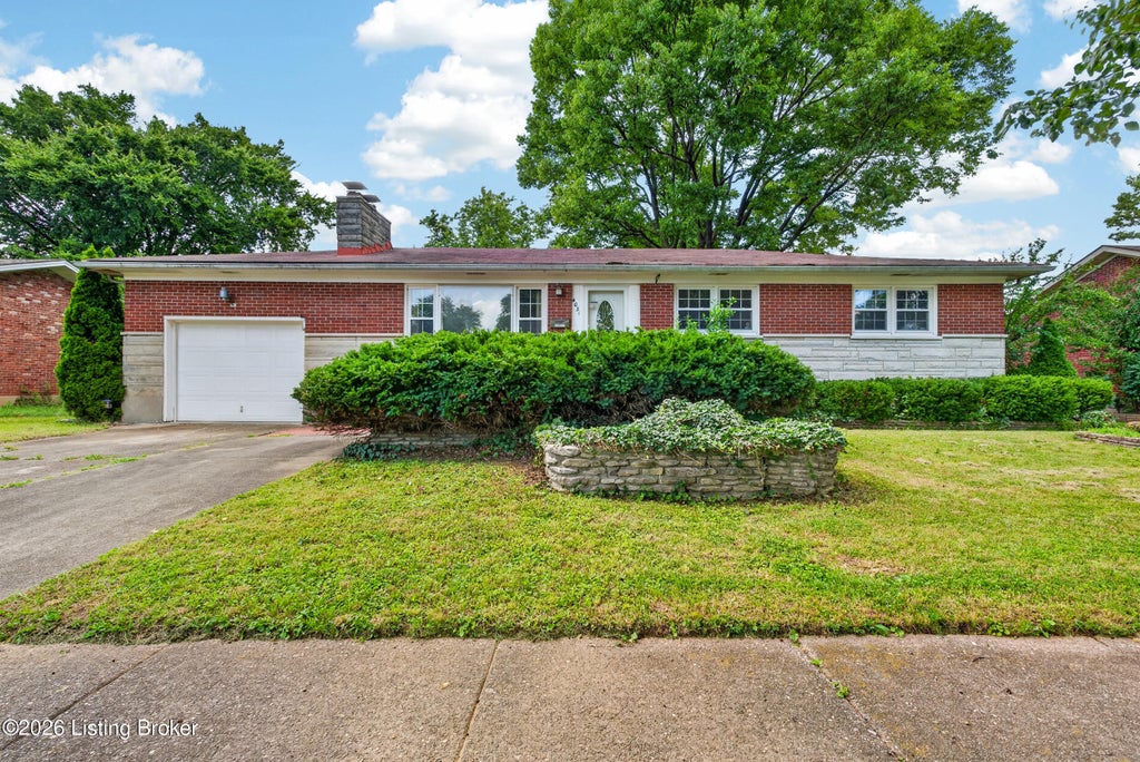 Photo of 4031 Blossomwood Dr, Louisville, KY 40220 (MLS # 1724735)