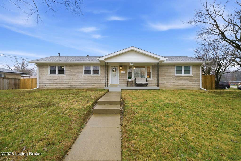 Photo of 11815 Mahogany Dr, Louisville, KY 40272 (MLS # 1720295)