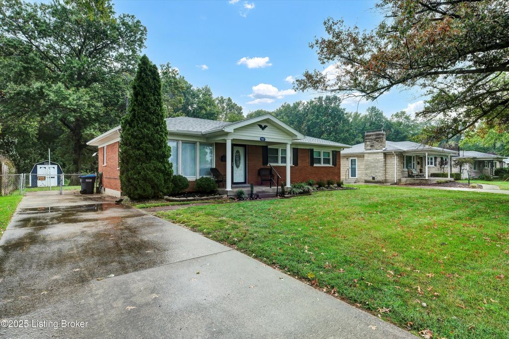 Photo of 6607 Sky Blue Ave, Louisville, KY 40258 (MLS # 1706210)