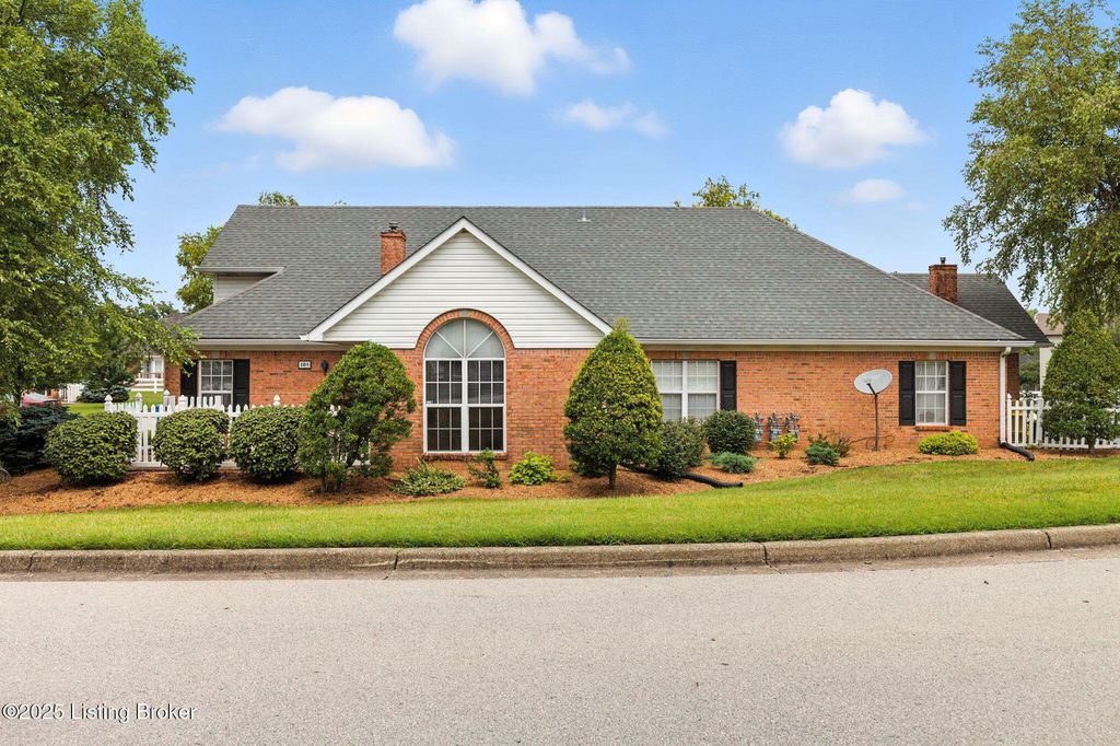 Photo of 105 Azalea Ct, La Grange, KY 40031 (MLS # 1700255)