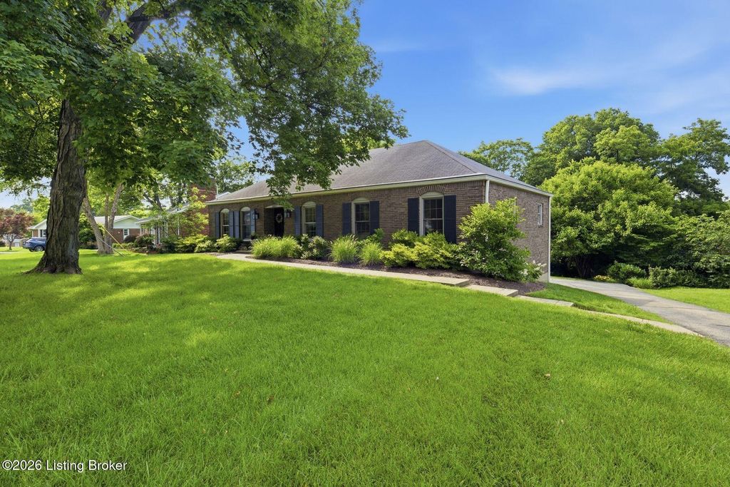 Photo of 5802 Prince William St, Louisville, KY 40207 (MLS # 1718857)