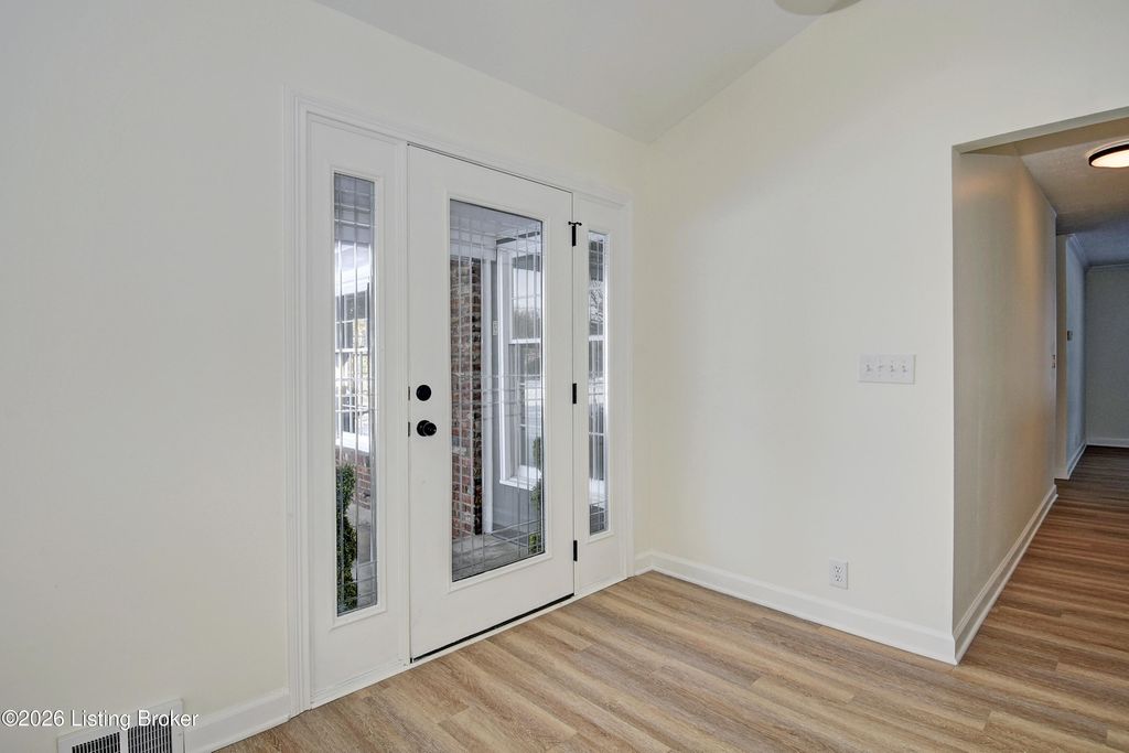 Photo of 6404 Winthrop Ln, Louisville, KY 40222 (MLS # 1708201)