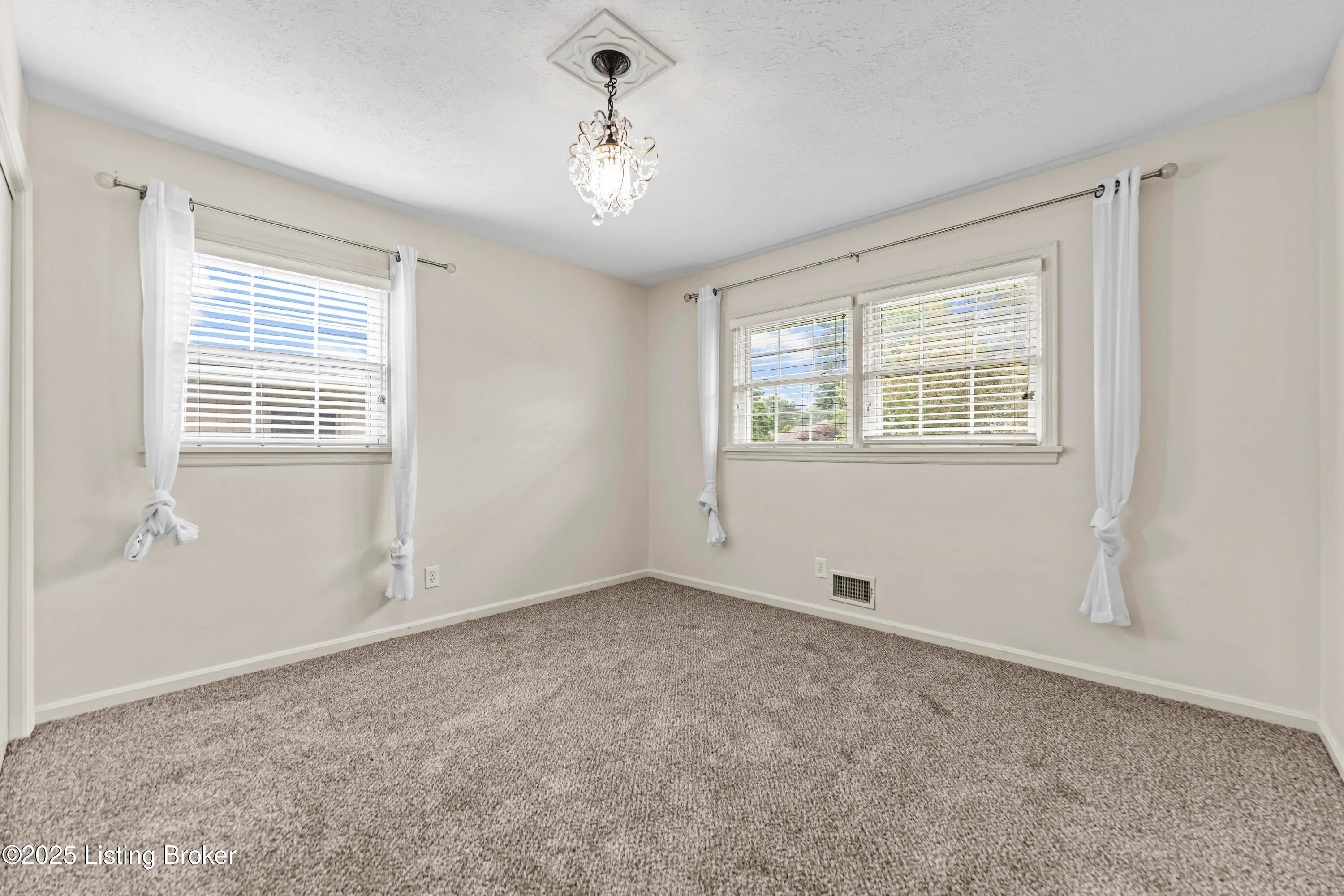 Louisville, Kentucky 40222, United States, 3 Bedrooms Bedrooms, ,2 BathroomsBathrooms,Residential,Active,140015