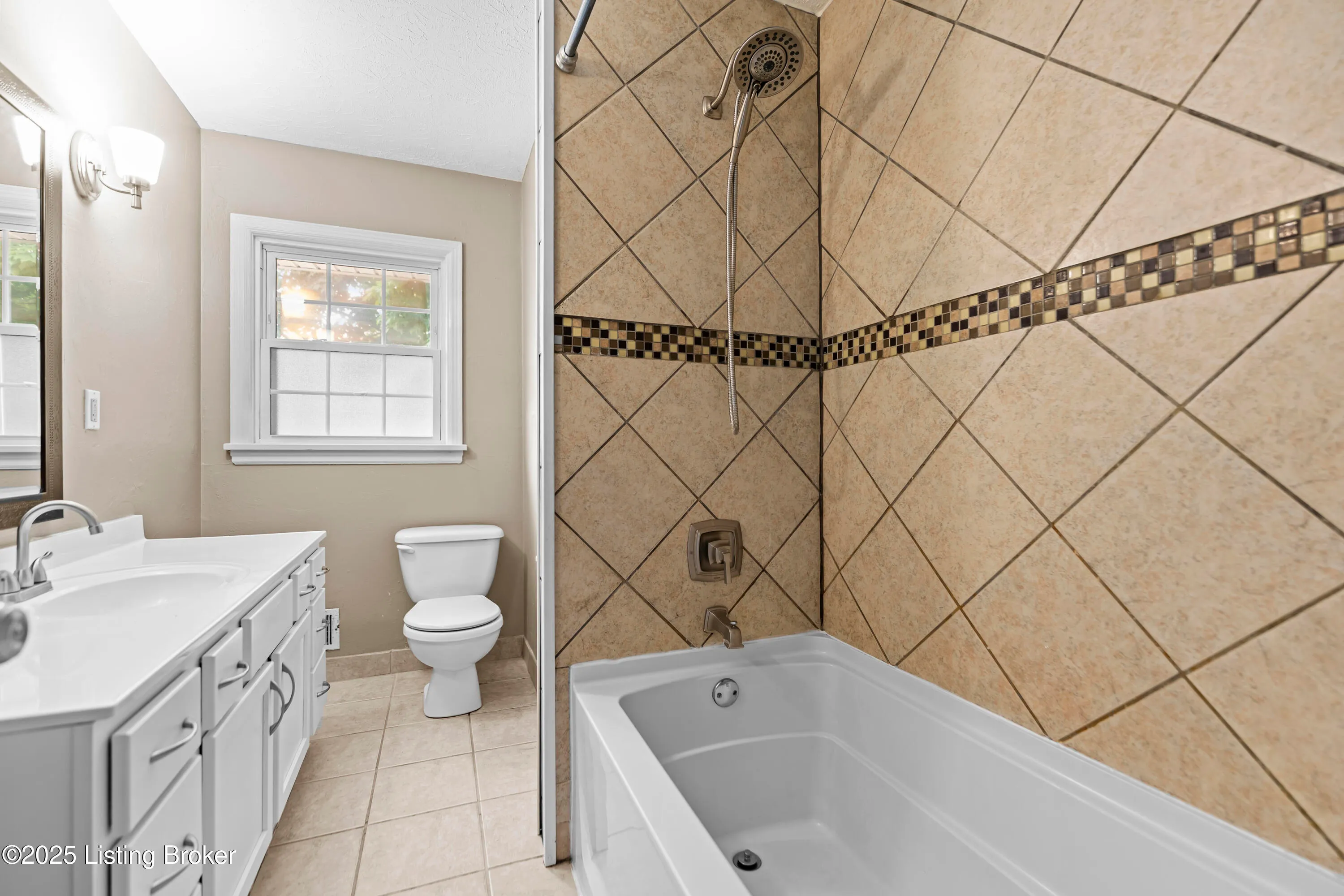 Louisville, Kentucky 40222, United States, 3 Bedrooms Bedrooms, ,2 BathroomsBathrooms,Residential,Active,140015