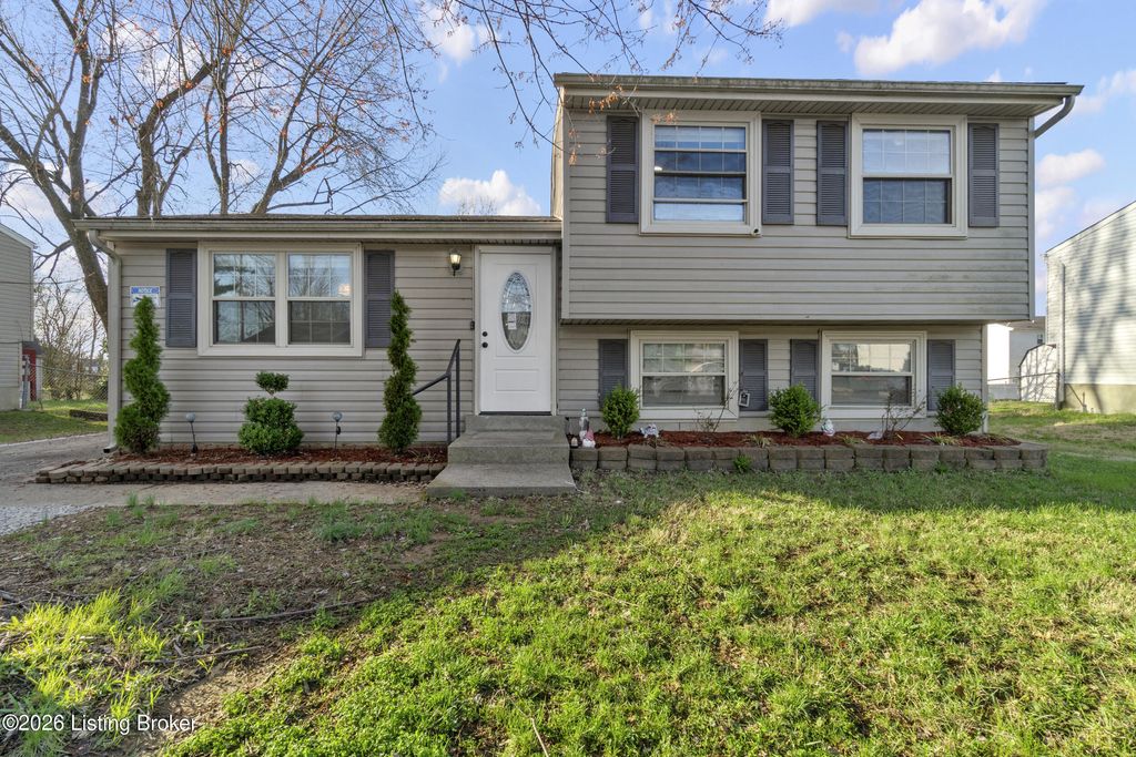 Photo of 5512 Antle Dr, Louisville, KY 40229 (MLS # 1711795)
