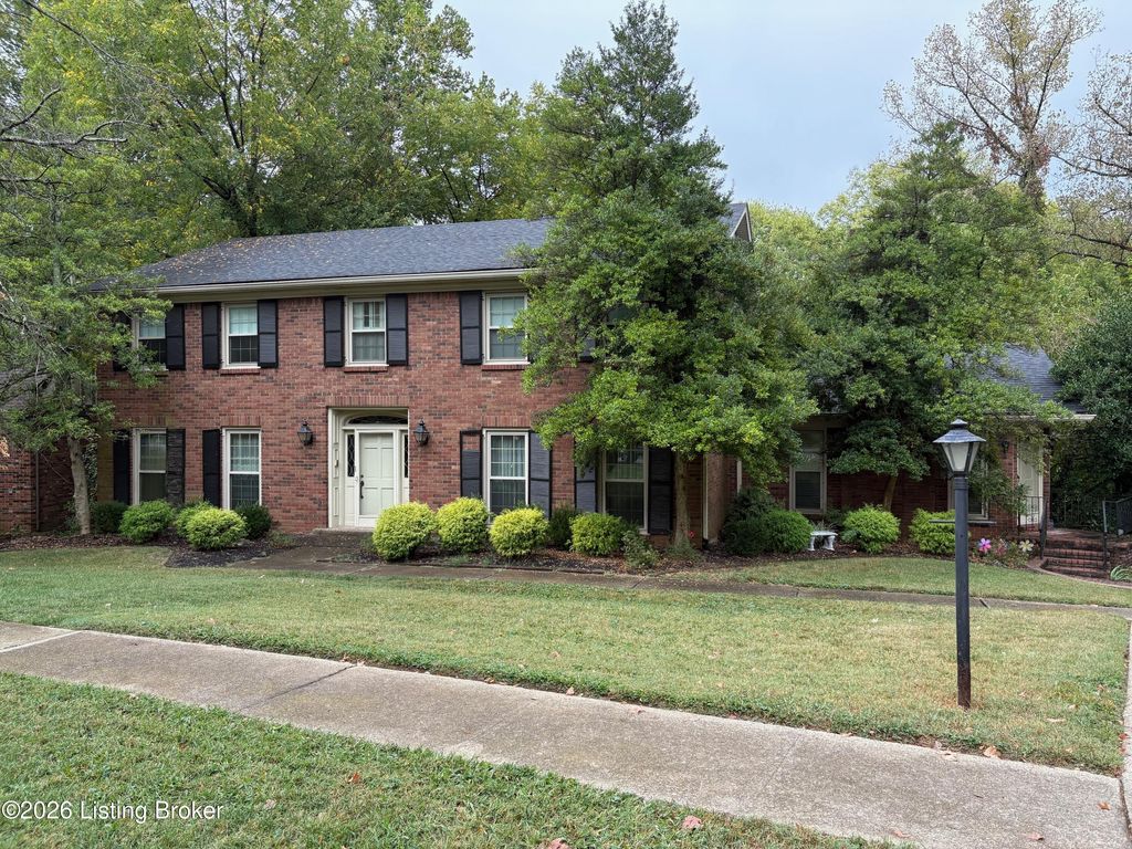 Photo of 2108 Bainbridge Row Dr, Louisville, KY 40207 (MLS # 1709294)