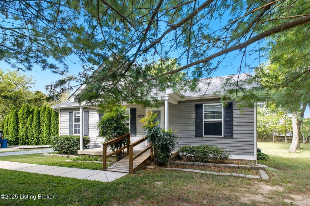 Photo of 6203 Hillcrest Ct, Crestwood, KY 40014 (MLS # 1700897)