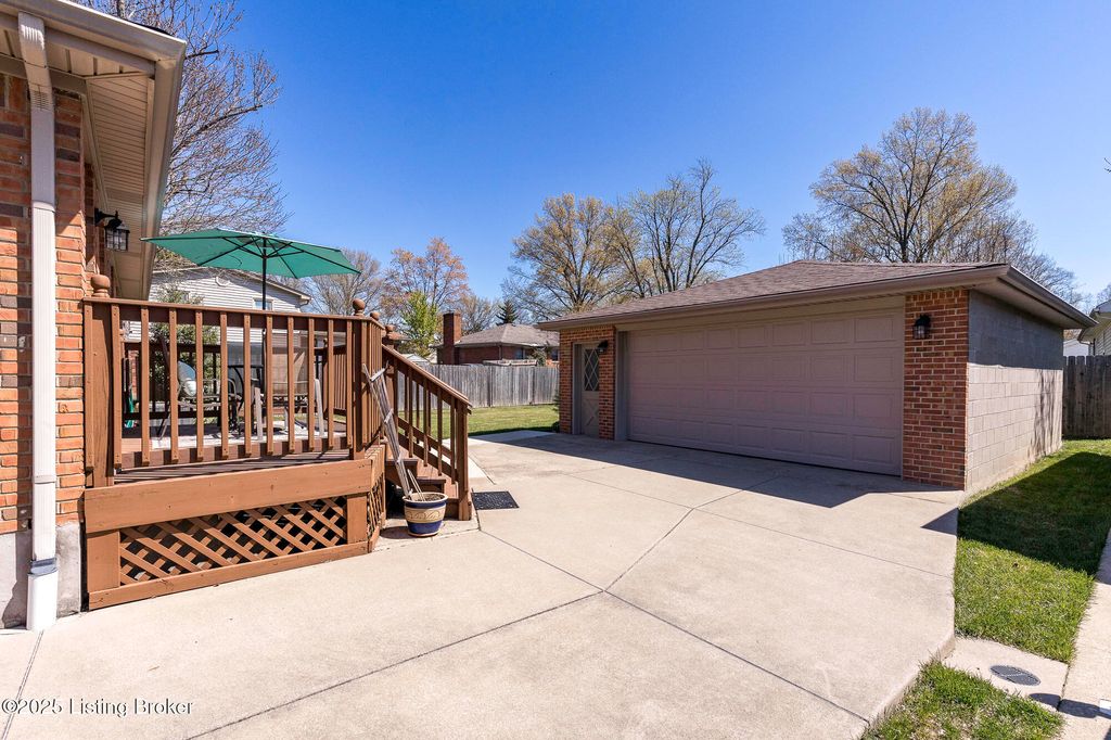 Photo of 5903 Bucks Ln, Louisville, KY 40291 (MLS # 1702061)