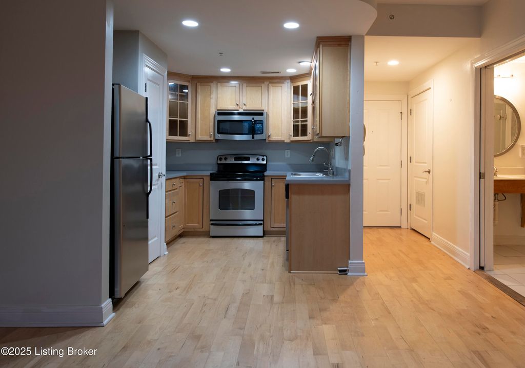 Photo of 2411 Brownsboro Rd #203, Louisville, KY 40206 (MLS # 1704759)