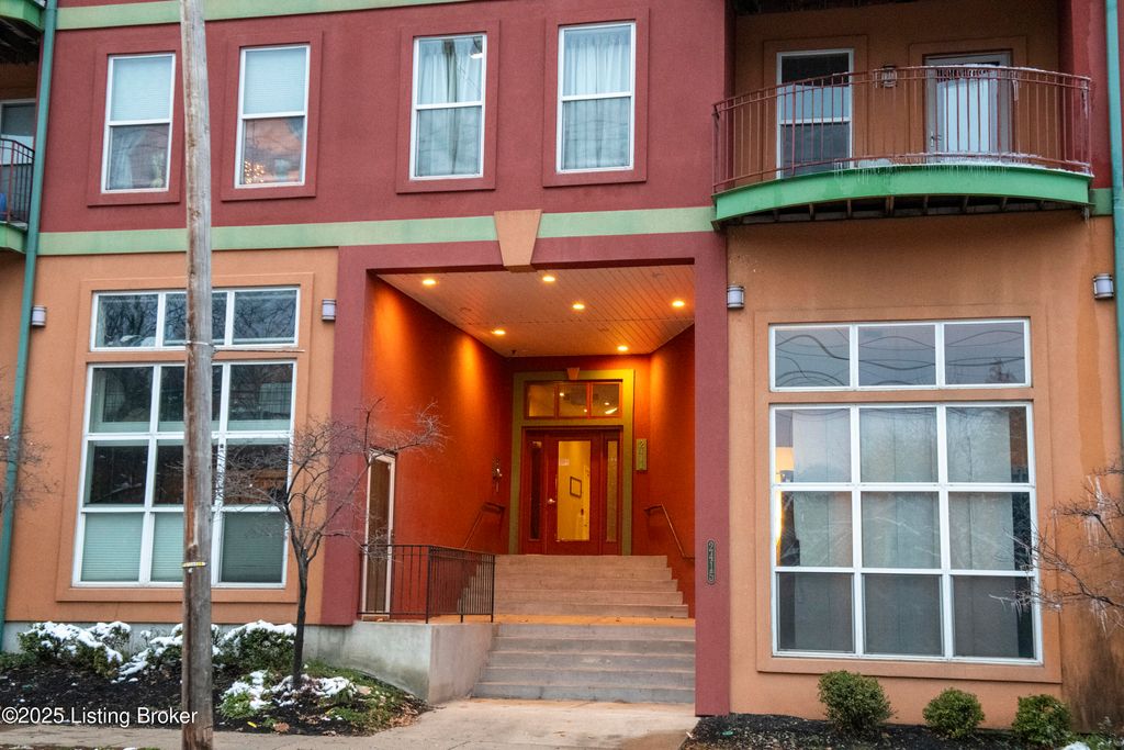 Photo of 2411 Brownsboro Rd #203, Louisville, KY 40206 (MLS # 1704759)