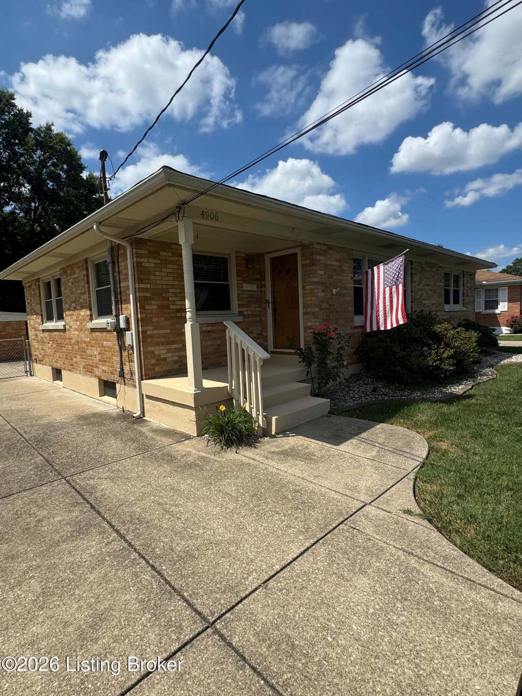 Photo of 4906 Paramount Dr, Louisville, KY 40258 (MLS # 1725330)