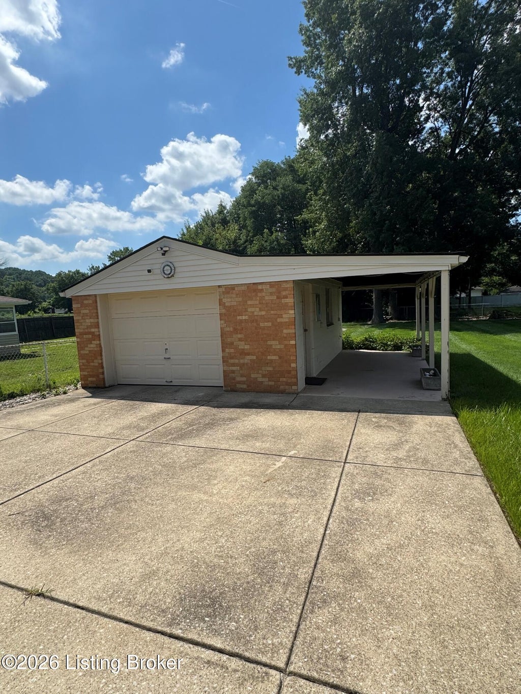 Photo of 4906 Paramount Dr, Louisville, KY 40258 (MLS # 1725330)