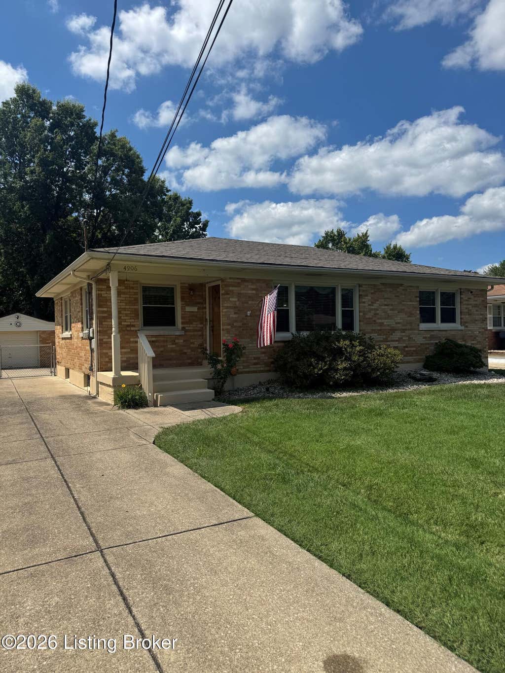 Photo of 4906 Paramount Dr, Louisville, KY 40258 (MLS # 1725330)