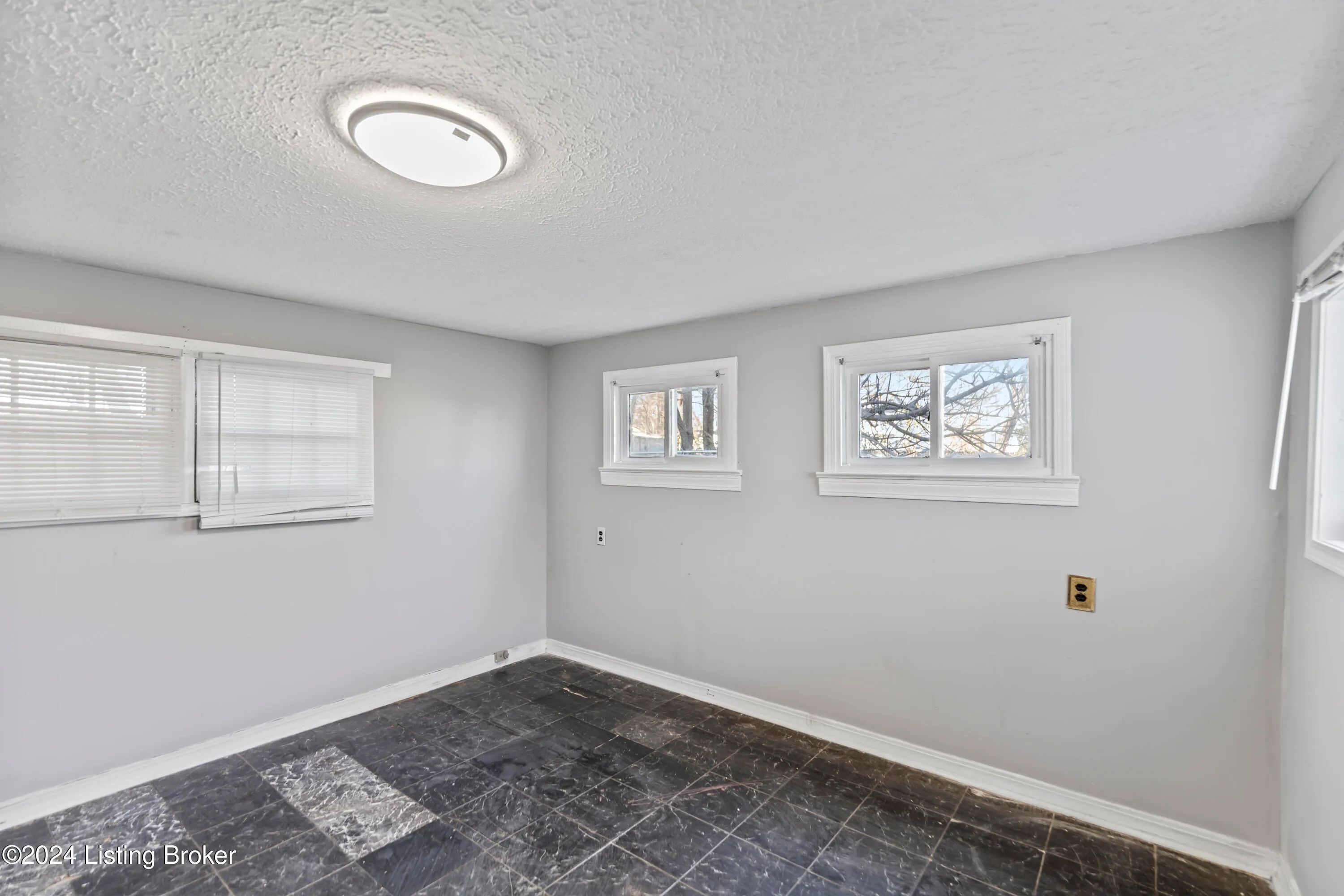 Louisville, Kentucky 40211, United States, 1 Bedroom Bedrooms, ,1 BathroomBathrooms,Residential,Active,108851