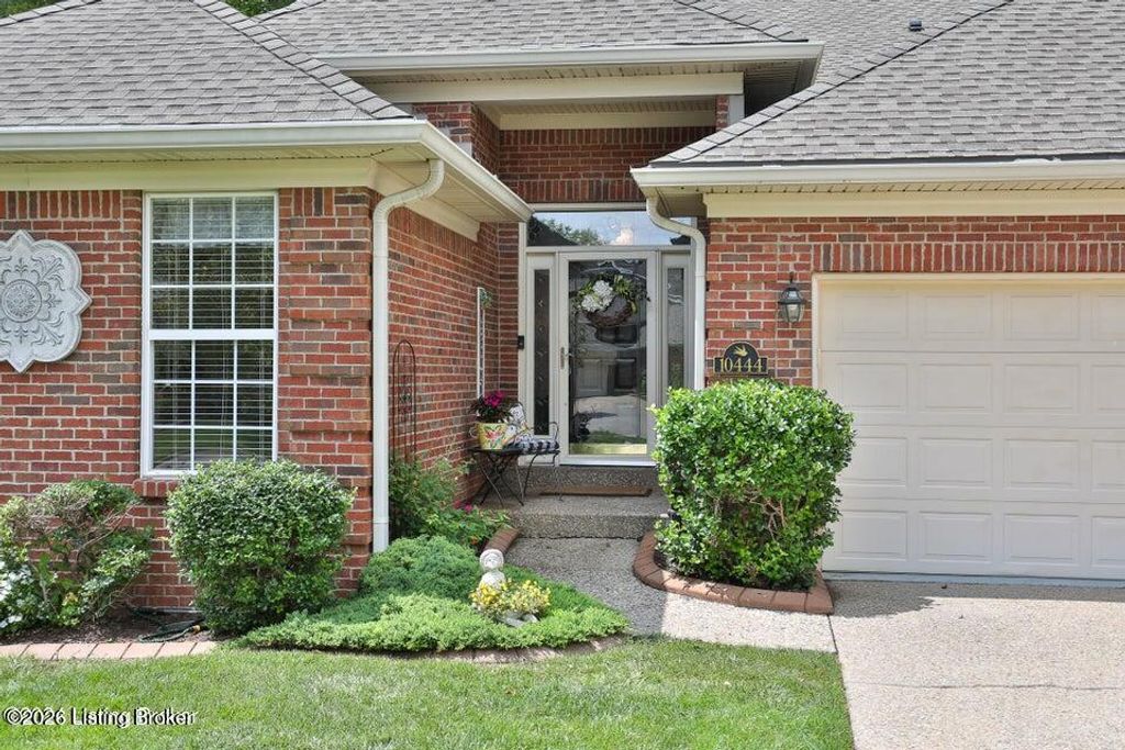 Photo of 10444 Dove Chase Cir, Louisville, KY 40299 (MLS # 1708109)