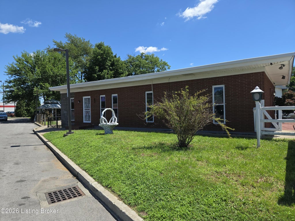 Photo of 4035 Blanton Ln, Louisville, KY 40216 (MLS # 1721217)