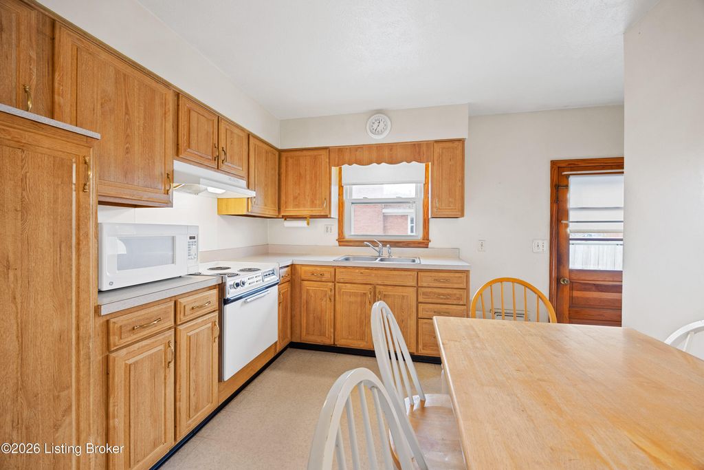 Photo of 6208 Cutter Dr, Louisville, KY 40218 (MLS # 1709773)