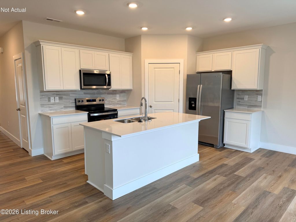 Photo of 8103 Cedar Meadows Ln, Louisville, KY 40229 (MLS # 1710276)