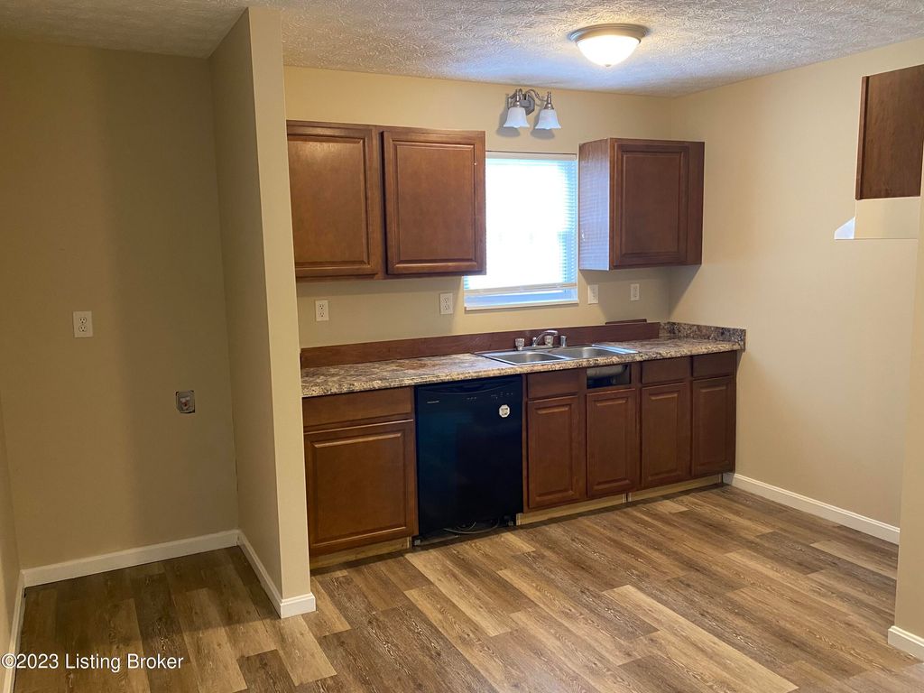 Photo of 6614 Burlwood Dr, Louisville, KY 40229 (MLS # 1711713)