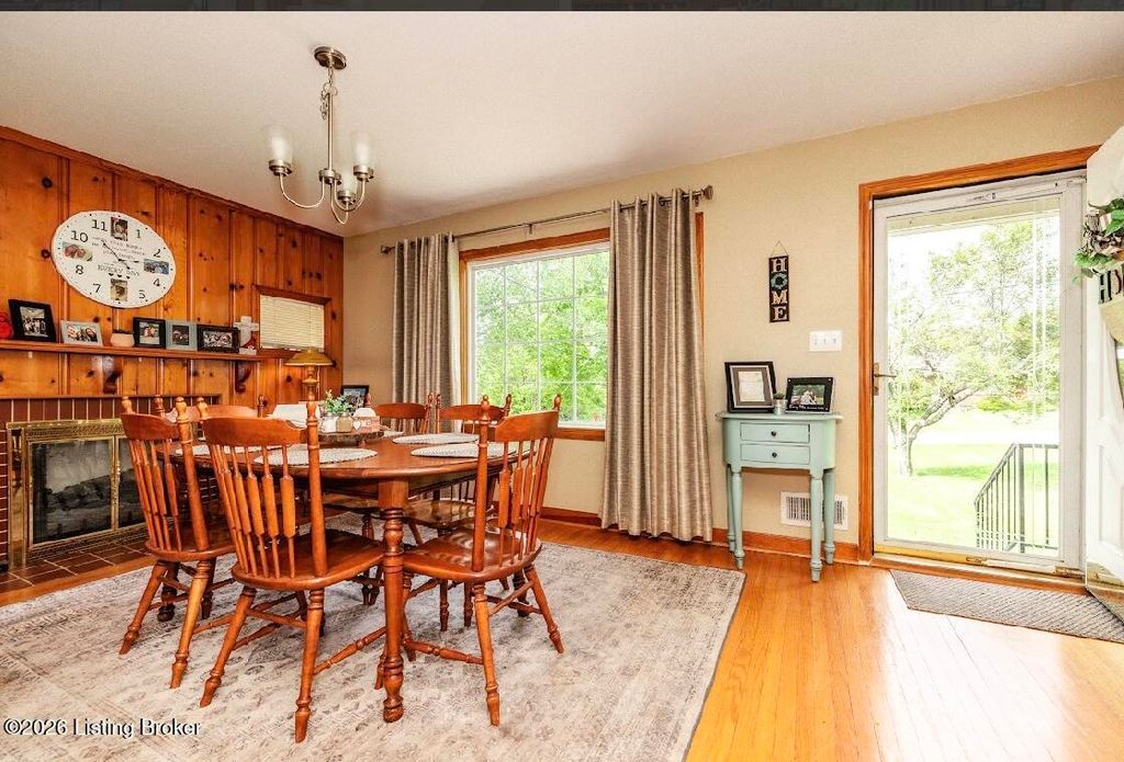 Photo of 1082 Forrest View Dr, Louisville, KY 40219 (MLS # 1714820)