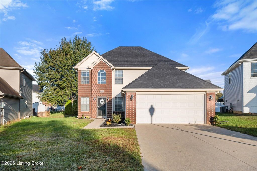 Photo of 6910 Caitlynn Way, Louisville, KY 40229 (MLS # 1701881)