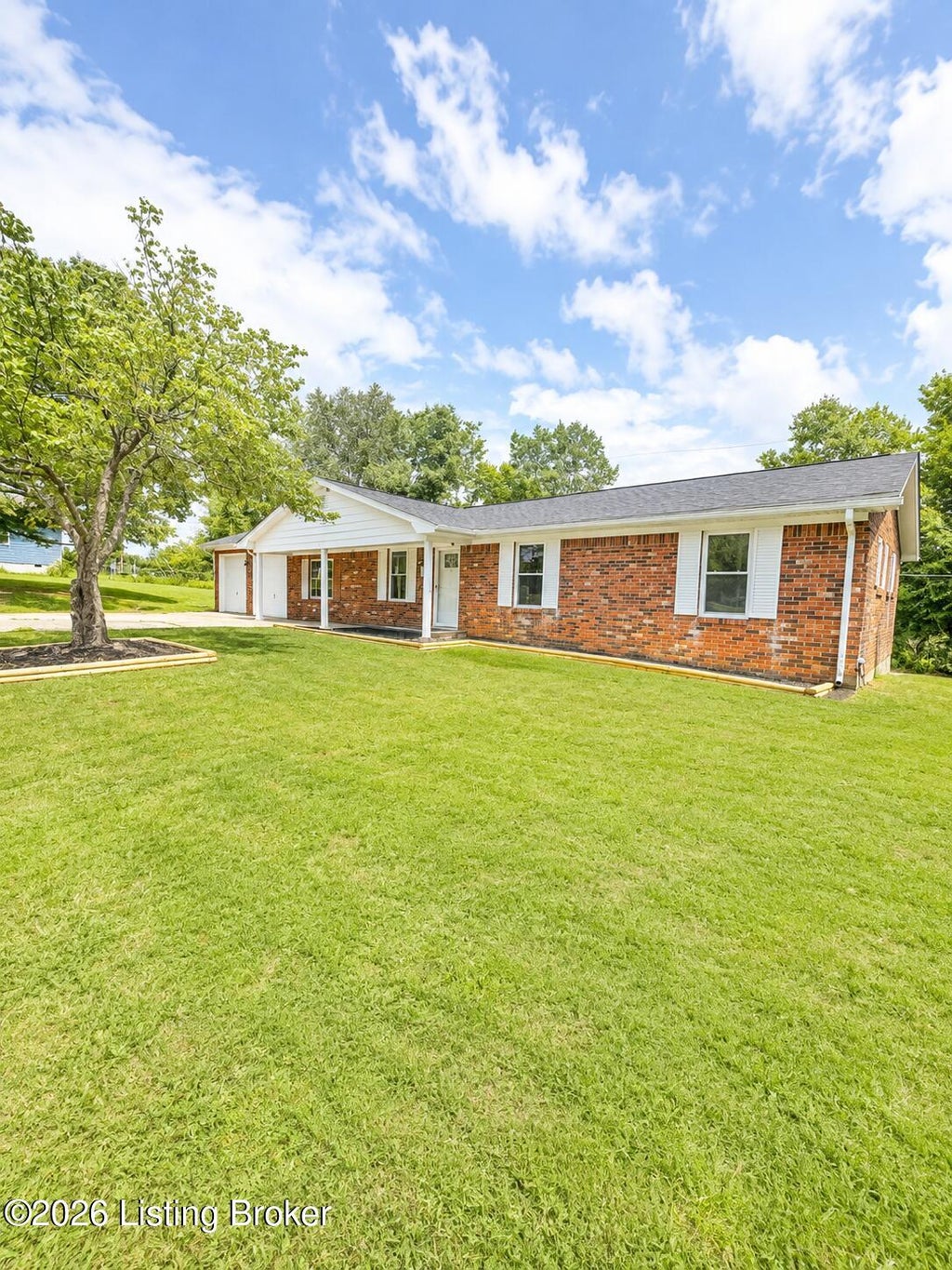 Photo of 219 Saint Thomas Ct, Bardstown, KY 40004 (MLS # 1725618)