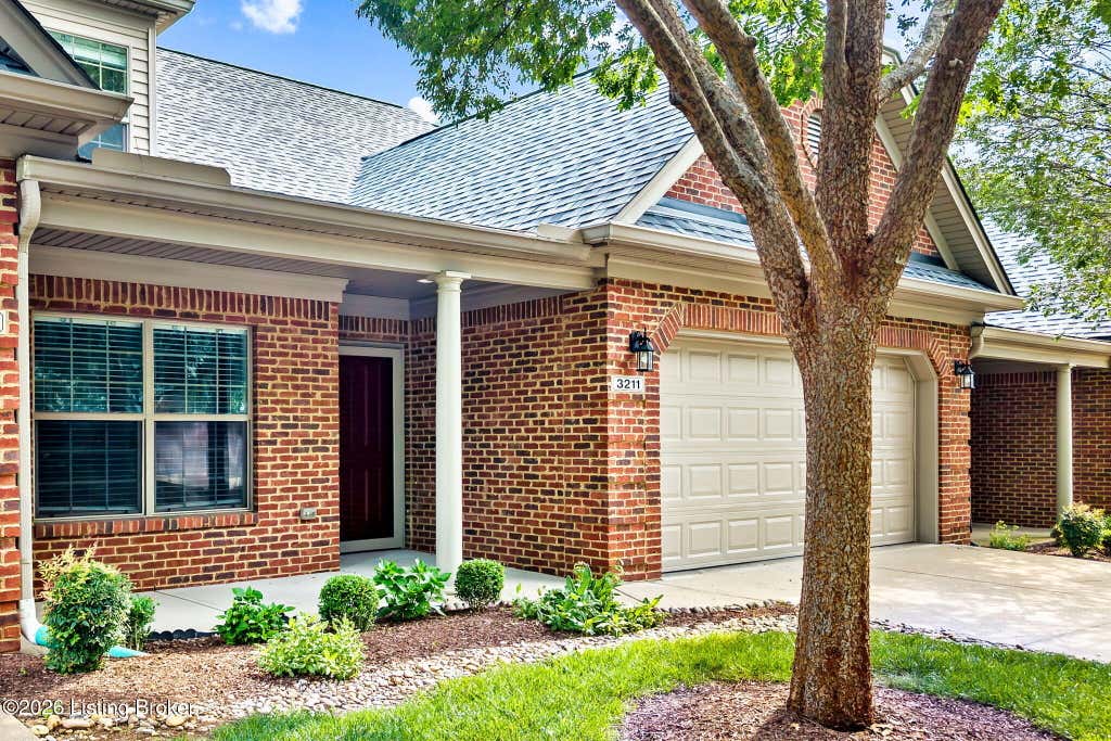 Photo of 3211 Brittany Pointe Ln, Louisville, KY 40220 (MLS # 1724825)