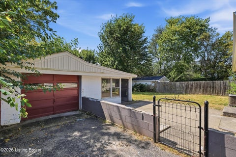 Tiny photo for 221 Welburn Dr, Louisville, KY 40218 (MLS # 1728944)