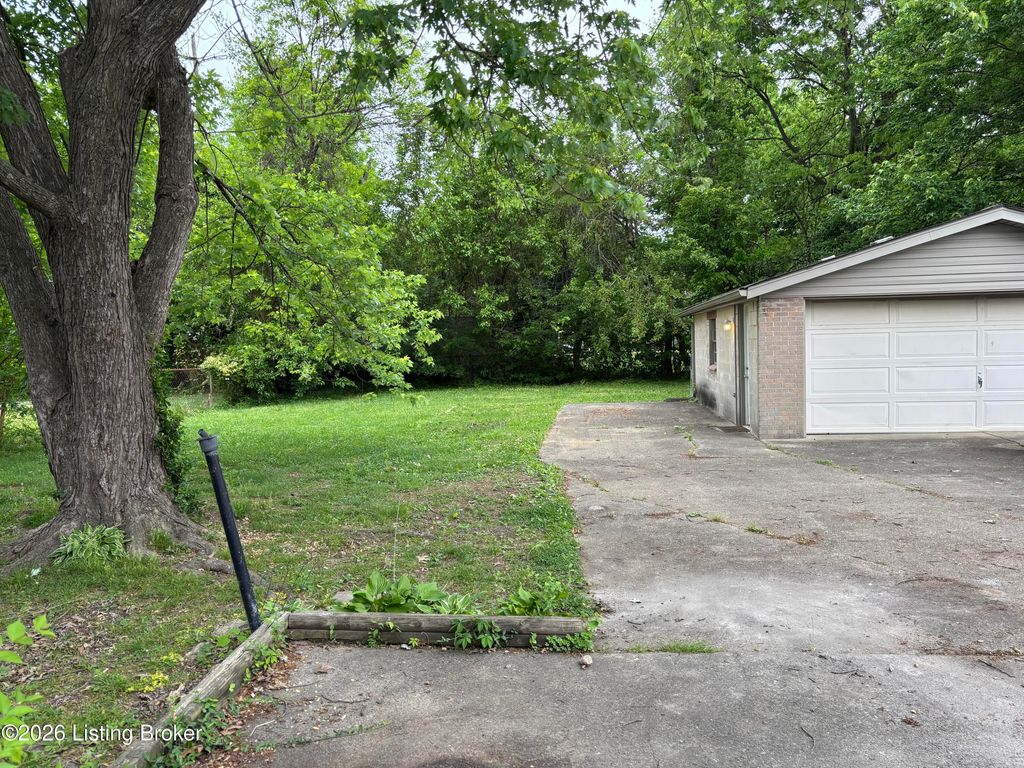 Photo of 135 Outer Loop, Louisville, KY 40214 (MLS # 1715778)