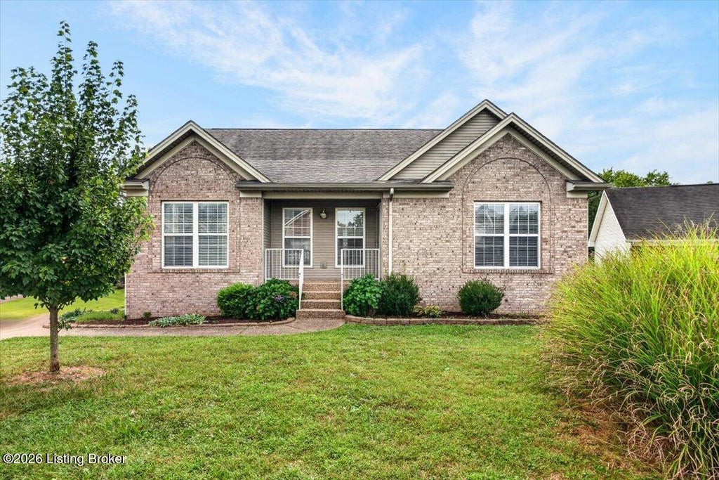 Photo of 2038 Hearthside Cir, Shelbyville, KY 40065 (MLS # 1728233)