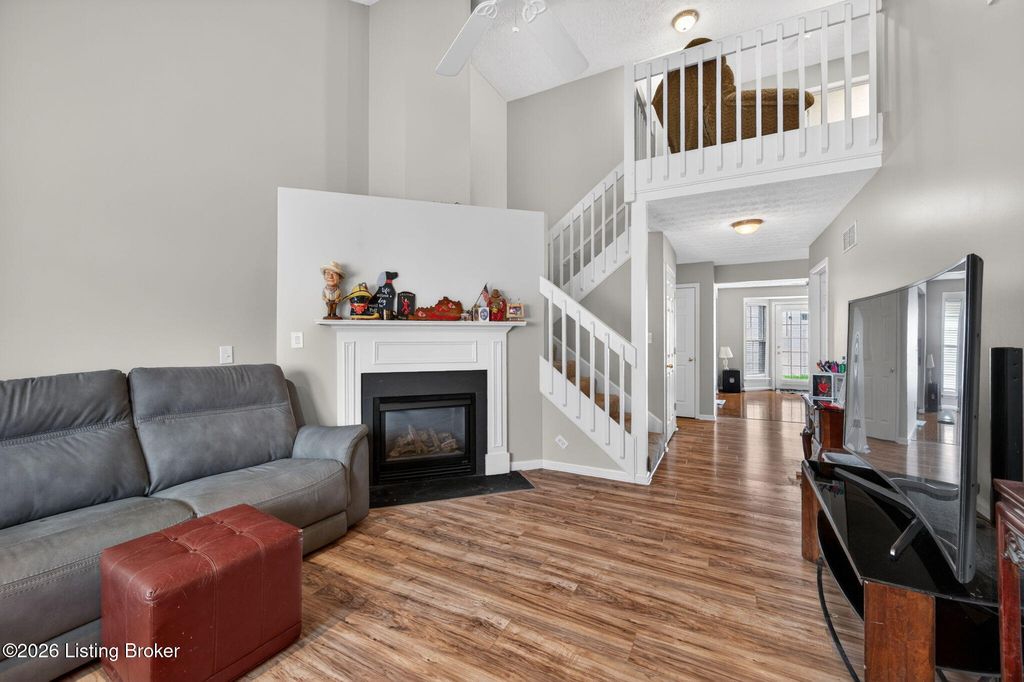 Photo of 142 Charlton Wynde Dr, Louisville, KY 40245 (MLS # 1714037)