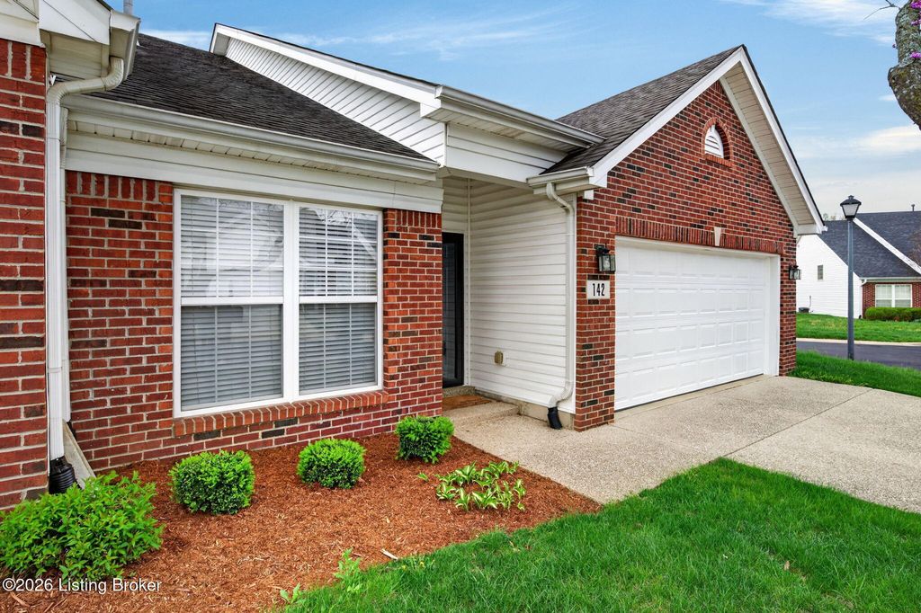 Photo of 142 Charlton Wynde Dr, Louisville, KY 40245 (MLS # 1714037)