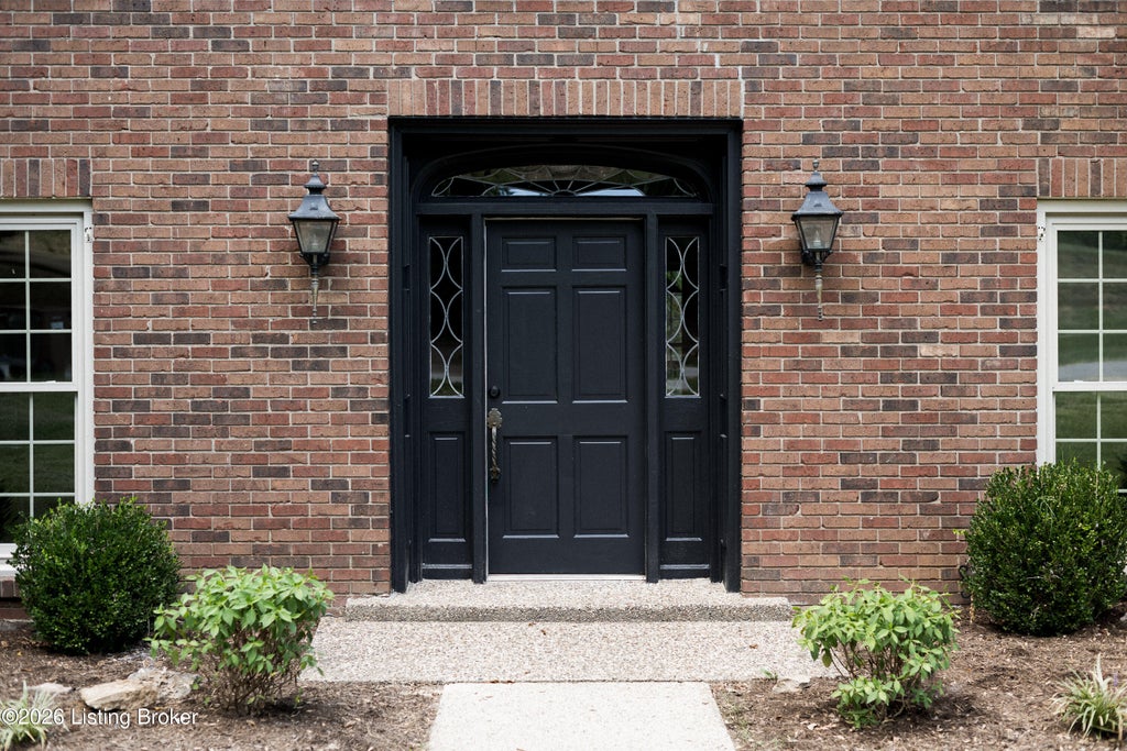 Photo of 2108 Bainbridge Row Dr, Louisville, KY 40207 (MLS # 1728423)